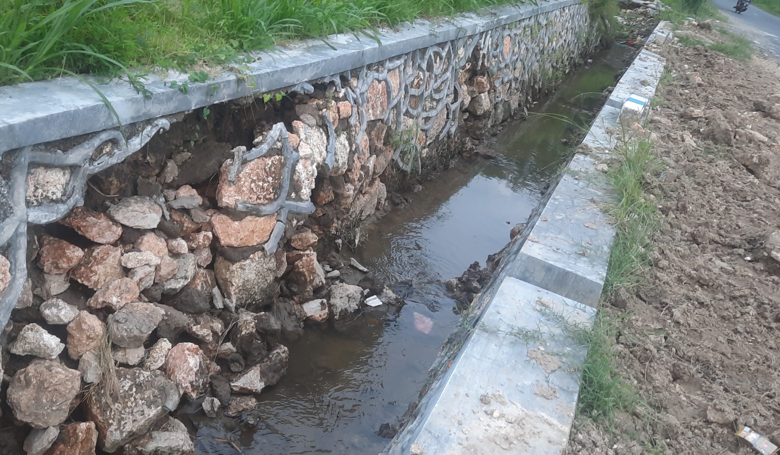 Bangunan plengsengan yang ambrol di Kamp Takong, Desa Aengsareh, Kecamatan Kota Sampang.