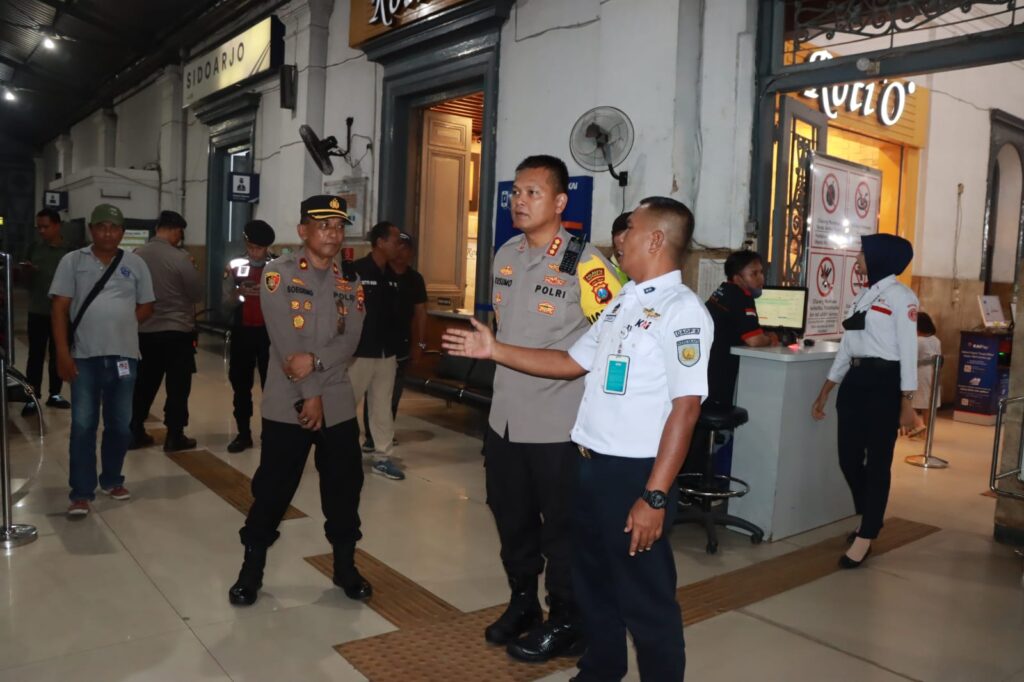 Pantau Arus Balik Mudik, Kapolresta Sidoarjo Kunjungi Stasiun Kereta Api