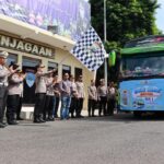 Kapolresta Mojokerto melepas bus yang membawa penumpang arus balik gratis.