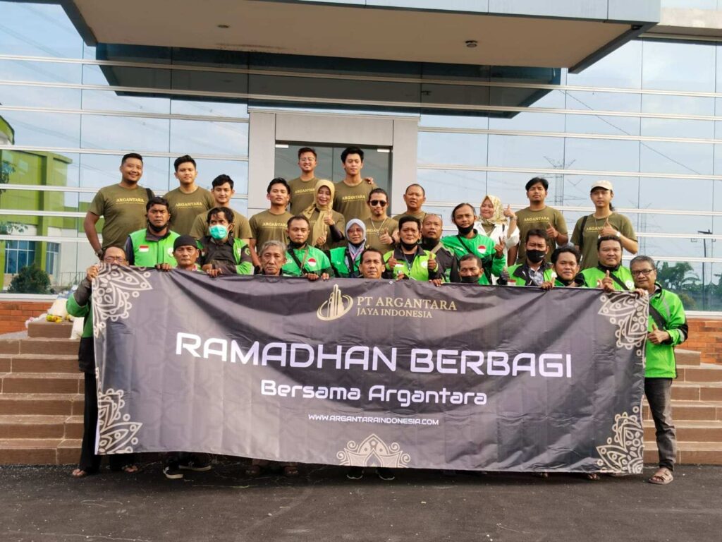 PT. Argantara Jaya Indonesia Bagikan Ratusan Paket Beras Pada Driver Ojol Sidoarjo 
