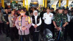 Pastikan Kesiapan Arus Mudik, Kapolri Bersama Panglima TNI Tinjau Pos Pelayanan Terpadu di Terminal Purabaya