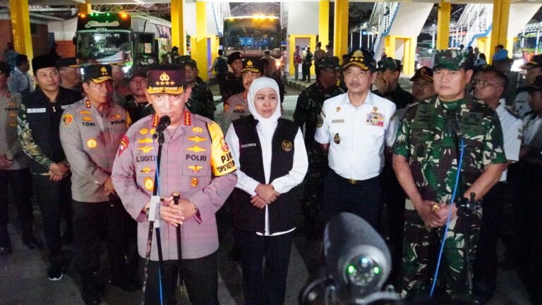 Pastikan Kesiapan Arus Mudik, Kapolri Bersama Panglima TNI Tinjau Pos Pelayanan Terpadu di Terminal Purabaya
