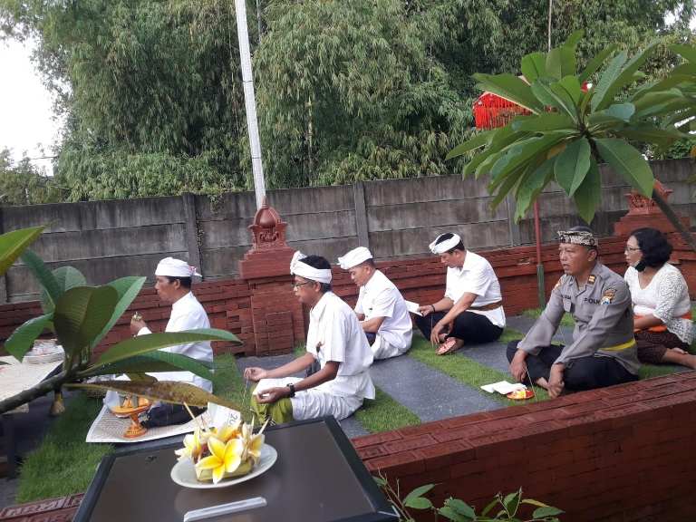 Pura Kertha Bumi Bhayangkara Gelar Ibadah Tumpek Wayang