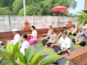 Pura Kertha Bumi Bhayangkara Gelar Ibadah Tumpek Wayang