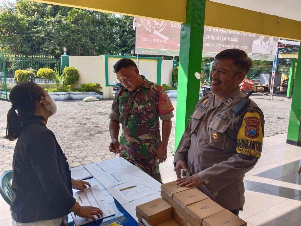 Sinergitas TNI dan Polri Jaga Kelancaran Regsosek