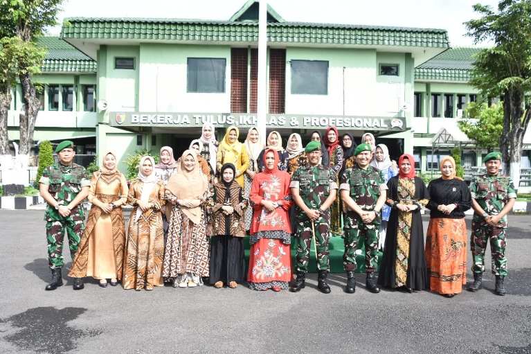 Komandan Korem dan staf beserta keluarga besar Korem 084/BJ
