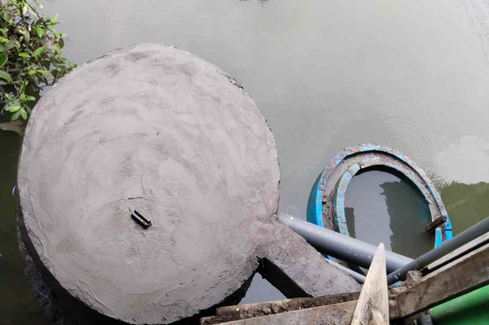 Proses pembuatan septic tank dalam air 