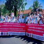 Sejumlah nakes Pamekasan Madura saat melakukan aksi unras ke kantor DPRD setempat.