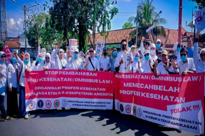 Ribuan Nakes Pamekasan Gelar Unras Tolak RUU Omnibuslaw