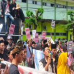 Warga ketika demo BPN Sumenep, menuntut agar SHM lahan laut Desa Gersik Putih dibatalkan.