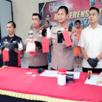 Kapolresta Sidoarjo bersama Kasatreskrim menunjukkan barang bukti pencurian.