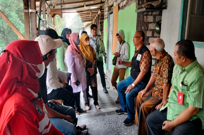 DR. Koen mendengar masukan dan penjelasan dari warga Tambak Pokak Gang Ancol terkait kendala-kendala lokasi yang akan dibangun Jamban sehat sebagai acuan langkah-langkah dan strategi pembuatan Jambanisasi yang akan segera dilaksanakan