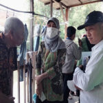 Dinkes Surabaya dan Baznas Surabaya bersama tim DR. Koen meninjau lokasi rumah panggung di Tambak Pokak Gang Ancol Asemrowo, Surabaya