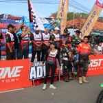 Kapolres Sumenep, Dandim 0827 Sumenep dan Bupati Sumenep, melepas peserta kegiatan One Day Adventure Trail Sumekar 2023 se Indonesia dengan mengangkat bendera.