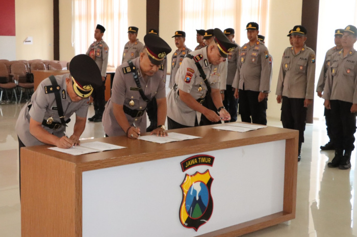 Kapolres Sumenep Pimpin Upacara Sertijab Kabag SDM, Kabagren dan Kasat Intelkam