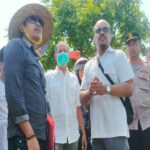 BPN Sumenep bersama warga Gersik Putih, Kecamatan Gapura, ketika memgecek langsung lokasi yang dipermasalahkan warga tentang lokasi laut atau pantai.