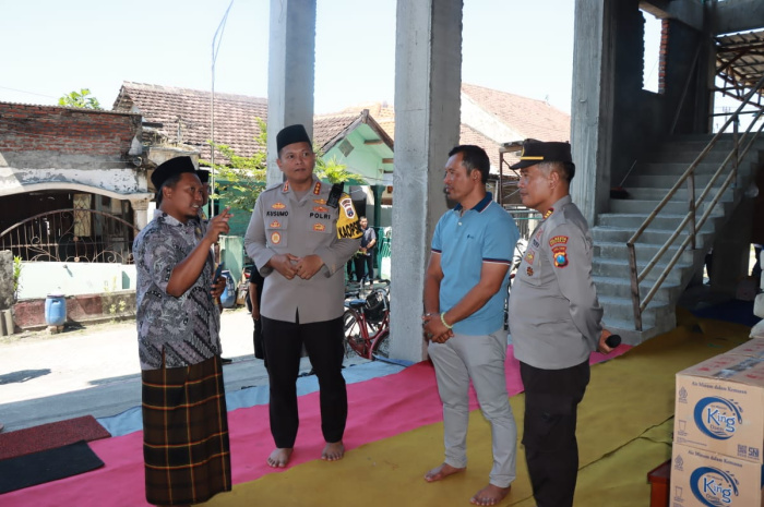 Kapolresta Sidoarjo bersama Kepala Desa Masangan Kulon, Takmir Masjid Jami Al Hasan Dusun Masangan Kulon dan Kapolsek Sukodono