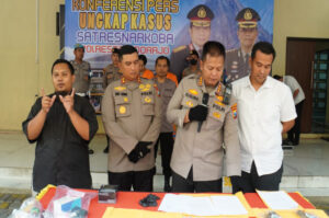 Satresnarkoba Polresta Sidoarjo Menggulung Pengedar Narkoba Balongbendo Satresnarkoba Polresta Sidoarjo Menggulung Pengedar Narkoba Balongbendo