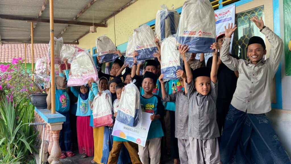 Salurkan Donasi Konsumen Alfamart, Mizan Amanah Santuni Puluhan di Magelang