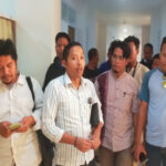 Warga Desa Gersik Putih, Sumenep, ketika melaporkan penggarap dan kades ke Polres Sumenep.