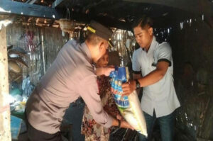 Kapolsek Larangan Pamekasan, Salurkan Bantuan Sembako Pada Warga Kurang Mampu