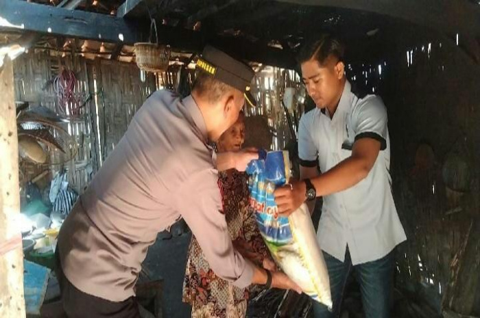 Kapolsek Larangan Pamekasan, Salurkan Bantuan Sembako Pada Warga Kurang Mampu