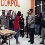 Kapolresta Sidoarjo Kombespol Kusumo Wahyu Bintoro turut melepas mobil ambulan yang membawa jenazah Balita menuju kampung halaman di Banyuwangi
