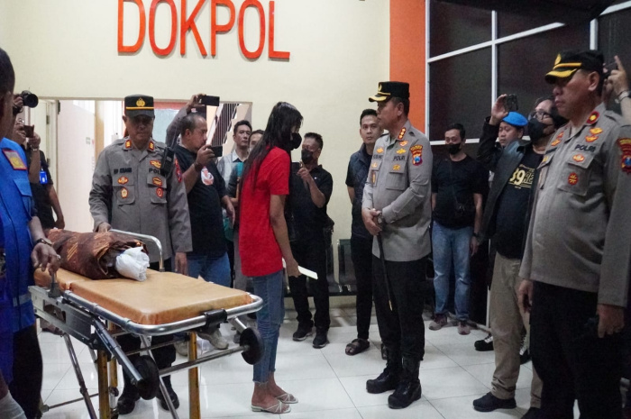 Kapolresta Sidoarjo Kombespol Kusumo Wahyu Bintoro turut melepas mobil ambulan yang membawa jenazah Balita menuju kampung halaman di Banyuwangi