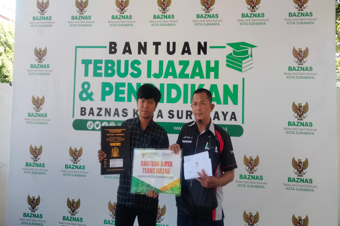 Anjik Fawzi, ST, guru pendamping dari SMK PGRI 4 Surabaya bersama siswanya 