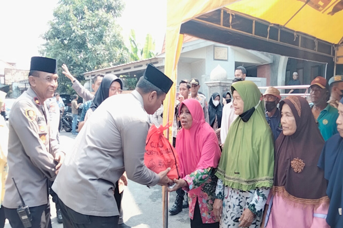 Kapolresta Sidoarjo Kombespol Kusumo Wahyu Bintoro memberikan bantuan berupa sembako kepada warga Wedoroklurak yang kurang mampu