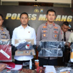 Wakapolres Malang menunjukkan barang bukti tindak kejahatan pembunuhan driver Go Car