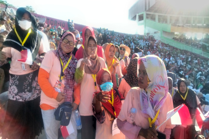 Relawan Mak-Mak Ganjar (MPG) yang telah hadir di GOR Sidoarjo sejak pagi untuk mendukung Ganjar Pranowo 