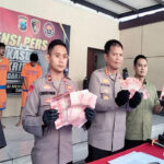 Kapolresta Sidoarjo menunjukkan Barang bukti tindak pidana peredaran uang palsu dalam pers rilis di Mapolresta Sidoarjo