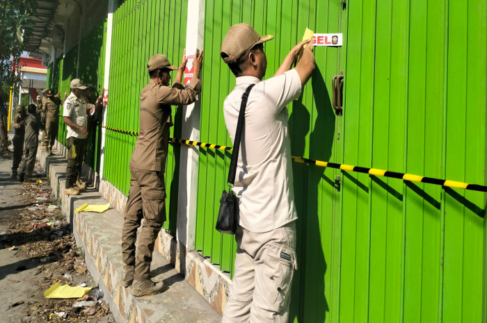 Satpol PP Sampang Segel Ruko yang Diduga Berdiri Diatas Fasum