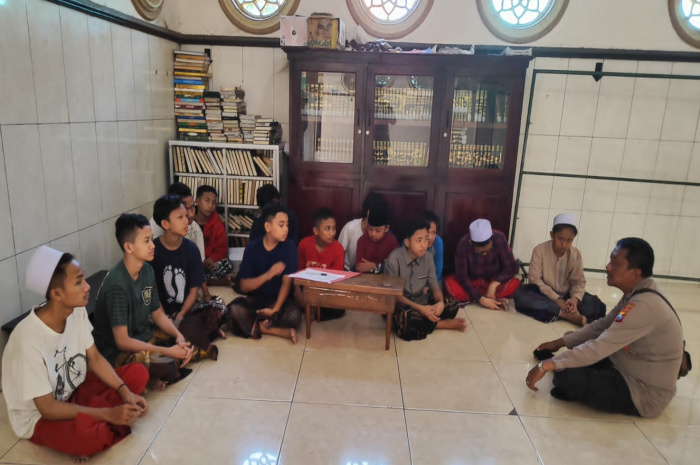 Waspada Radikalisme Polisi Sosialisasi Nilai Kebangsaan di Pesantren Manba’ul Hikam