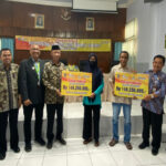 Dinkes P2KB bersama Baznaz Kabupaten Tuban menyerahkan Bantuan Pembuatan Jamban Dhuafa