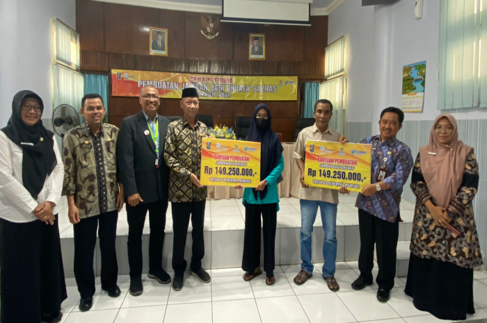 Dinkes P2KB bersama Baznaz Kabupaten Tuban menyerahkan Bantuan Pembuatan Jamban Dhuafa