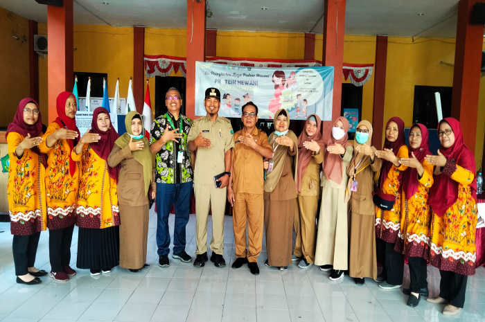 Camat Waru, Nawari, Kepala Desa Kepuh Kiriman, Sarengat dan Ketua BPD H. Miftakhul Ulum, Kepala Puskesmas Waru, dr. Mukarini, Tenaga Ahli Bidang Sanitasi, DR Koen Irianto Uripan, Bidan Desa Kepuh Kiriman, Suryati Ningsih bersama Kader Kesehatan