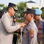 Kapolresta Sidoarjo Komisaris Besar Polisi Kusumo Wahyu Bintoro, menyematkan pin Zona Integritas, Wilayah Bebas Korupsi serta Wilayah Birokrasi Bersih dan Melayani
