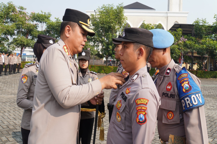 Kapolresta Sidoarjo Komisaris Besar Polisi Kusumo Wahyu Bintoro, menyematkan pin Zona Integritas, Wilayah Bebas Korupsi serta Wilayah Birokrasi Bersih dan Melayani
