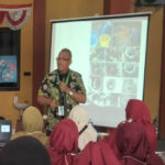 DR. Koen Irianto Uripan saat memberikan materi pentingnya sanitasi yang baik terutama terkait penggunaan jamban sehat pada Pemerintah Desa Kepuh Kiriman, kader kesehatan dan masyarakat.