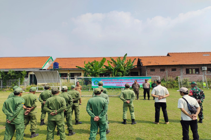 Babinsa Koramil 0816/18 Sedati Melatih Anggota Linmas Menghadapi Pemilu 2024