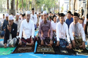 Bupati Sampang Sholat Idul Adha dan Serahkan Hewan Qurban Secara Simbolis