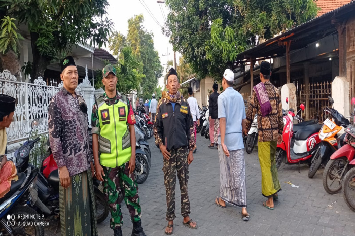 Babinsa Koramil 0816/18 Sedati Melaksanakan Pengamanan Sholat Idul Adha di Wilayah Binaan