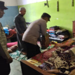 Kapolsek Torjun AKP Heriyanto didampingi anggotanya ketika memberikan bantuan sembako pada warga miskin di Dusun Krampon Barat, Desa Krampon, Kecamatan Torjun. Pada Jumat (30/Juni/2023).