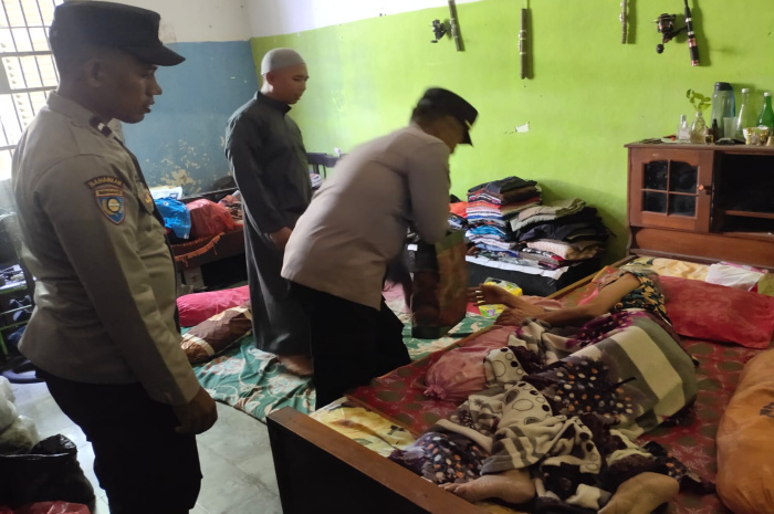Seorang Warga Miskin Dusun Krampon Barat Dapat Bantuan dari Kapolsek Torjun