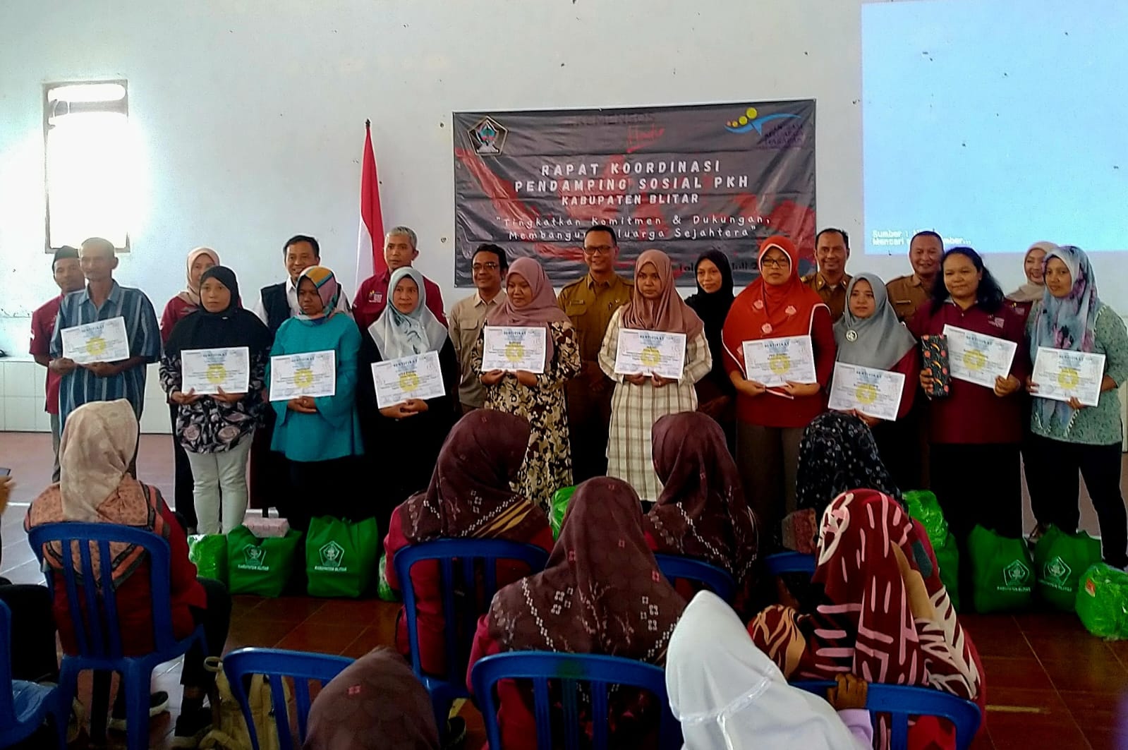 Sepuluh KPM PKH Kabupaten Blitar Terima Penghargaan