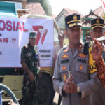 Kapolres Sampang AKBP Siswantoro, turun langsung kirimkan bantuan air bersih pada warga Desa Asemnonggal, Jrengik, yang mengalami kekeringa.