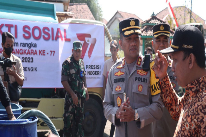 Alami Kekeringan, Polres Sampang Kirimkan Bantuan Air Bersih ke Warga Desa Asemnonggal Jrengik