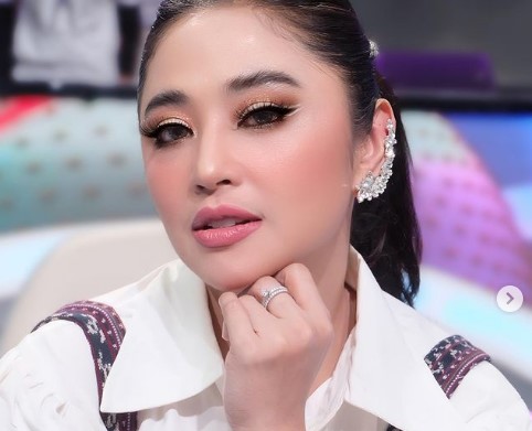 Jagat dunia maya kini tengah dihebihkan dengan pengakuan Saipul Jamil tentang mantan istrinya Dewi Perssik.